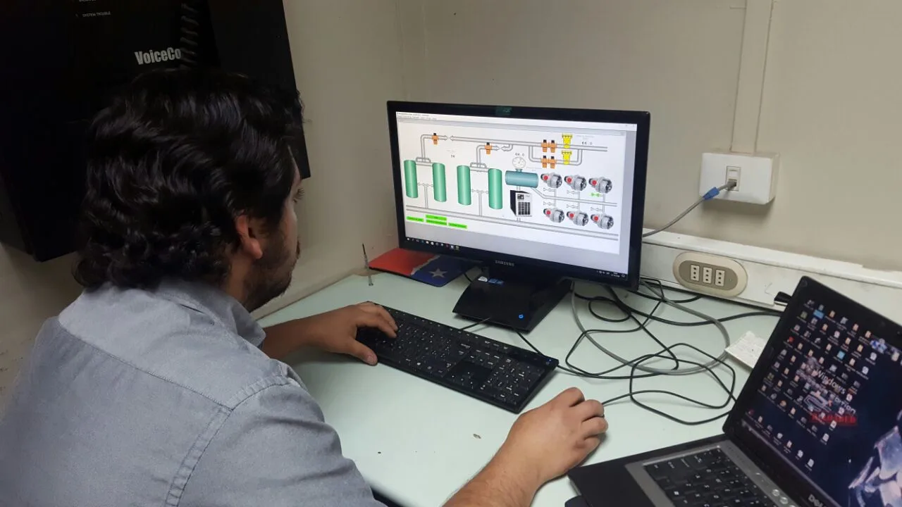 Panel de control y automatización industrial con instrumentación instalada por Screwair