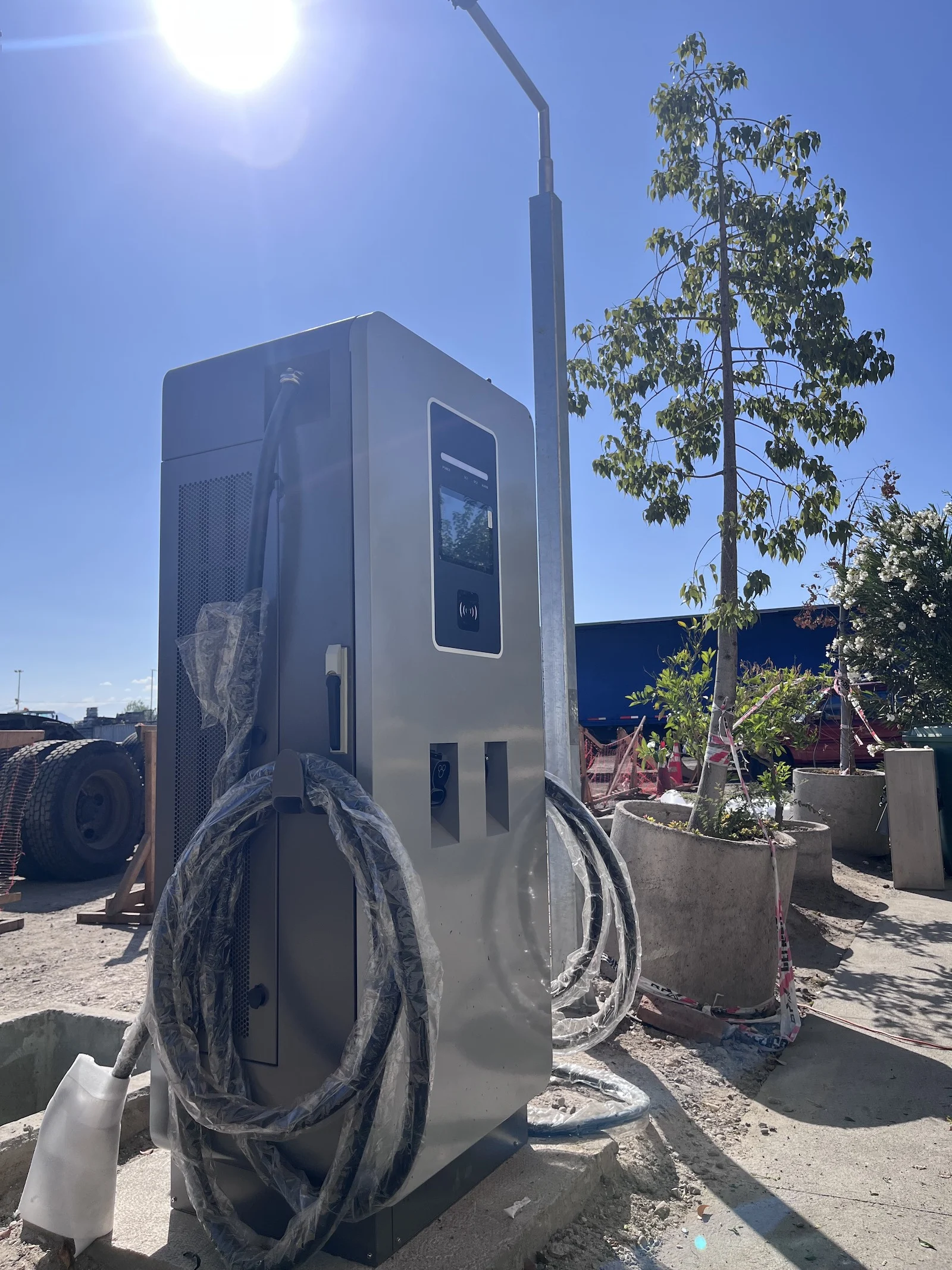 Electrolinera para camiones eléctricos CCTI instalada por Screwair Ingeniería en Chile