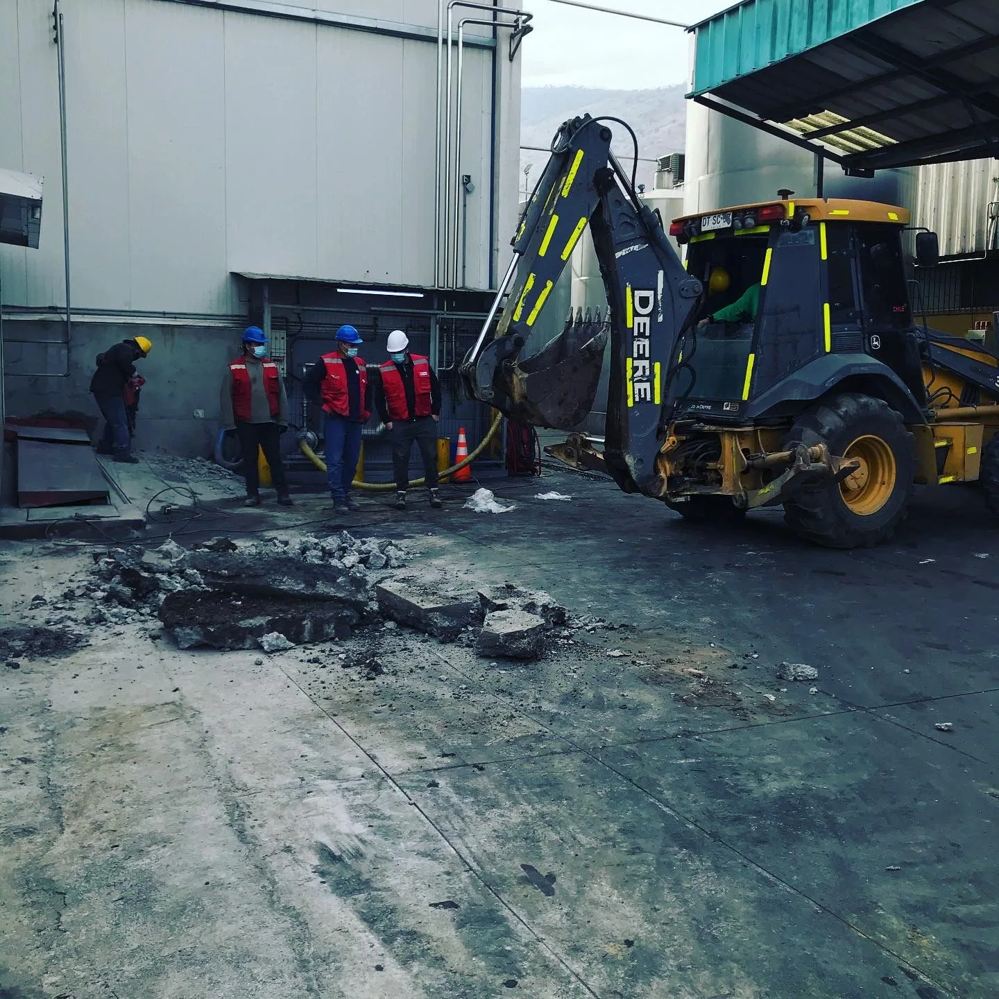 Equipo y proyectos de ingeniería eléctrica industrial de Screwair en planta