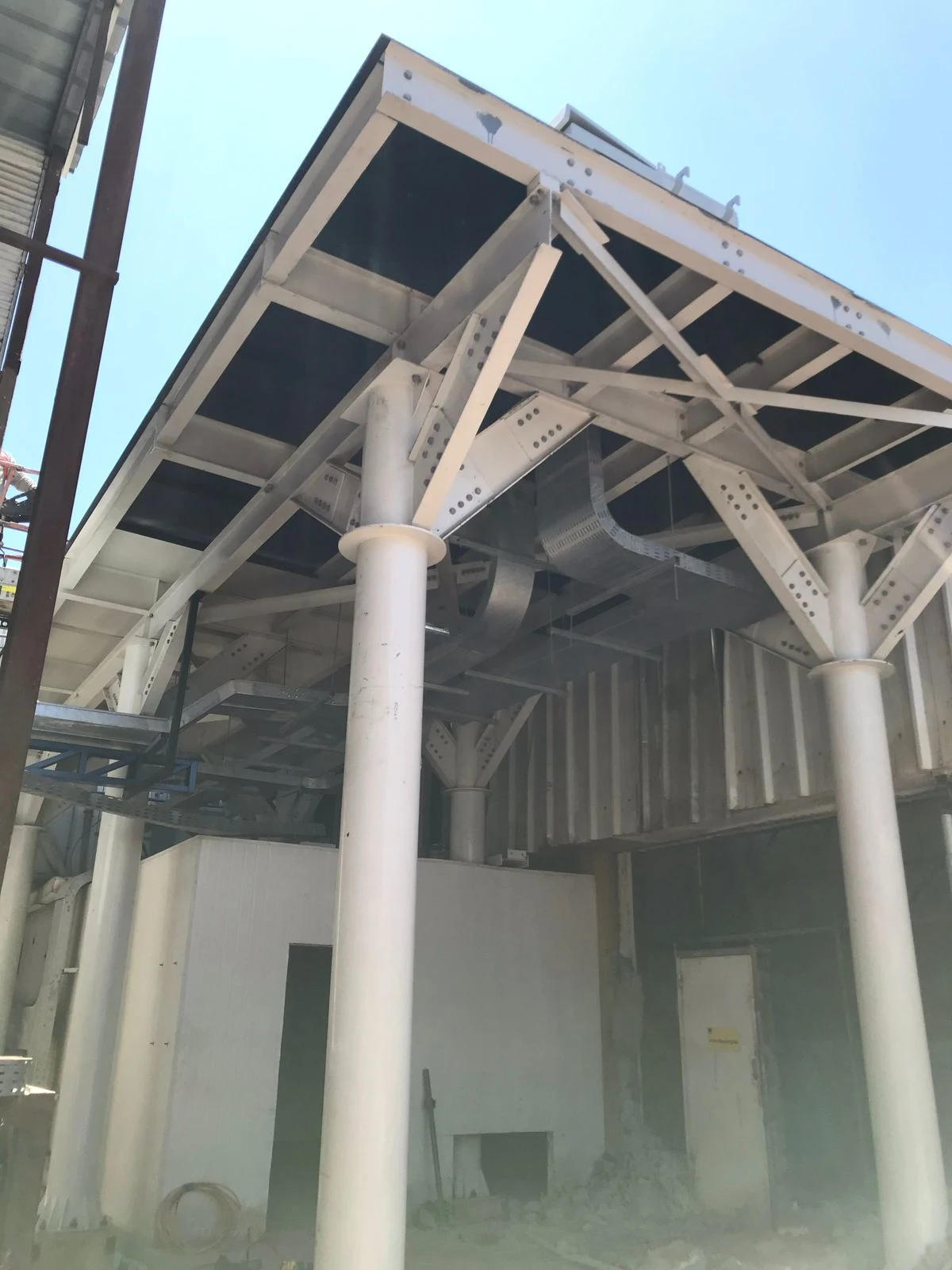 Maestranza industrial Screwair — corte, plegado y fabricación de estructuras metálicas en Chile