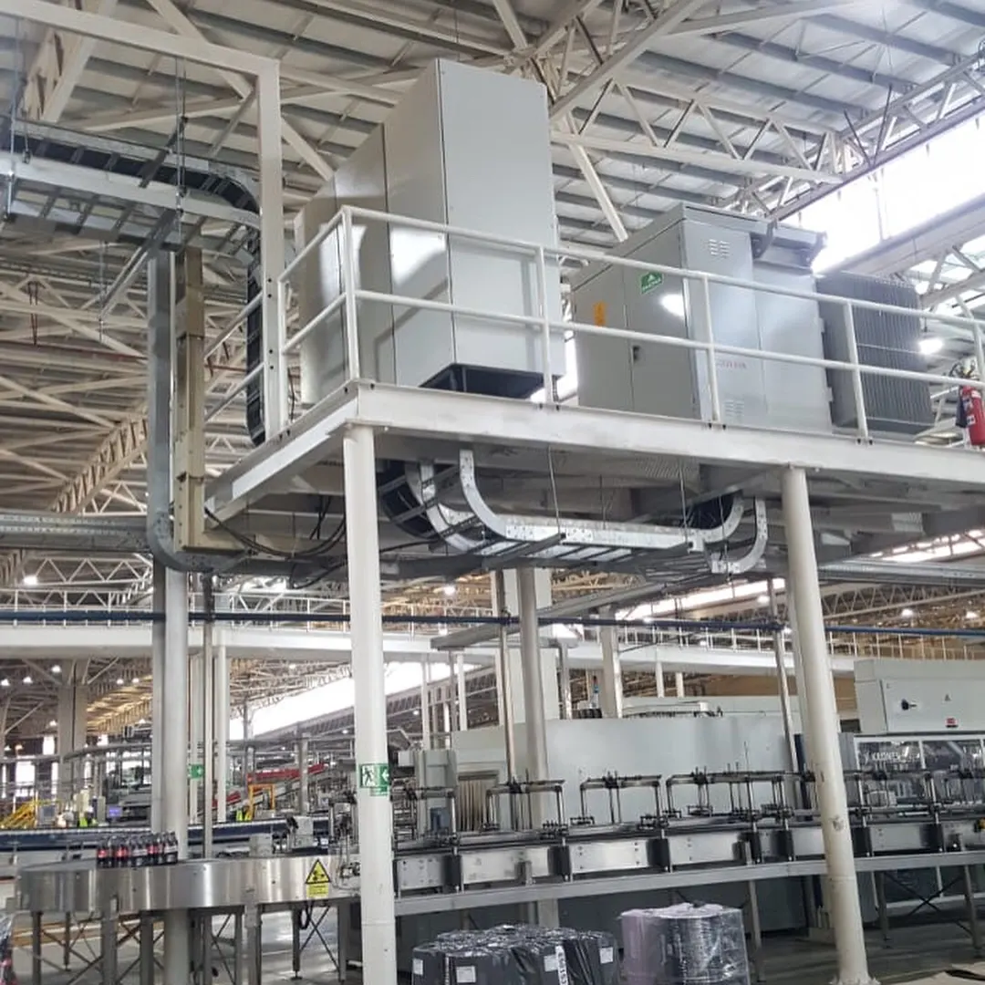 Montaje eléctrico en línea de producción Fanta ejecutado por Screwair en planta industrial