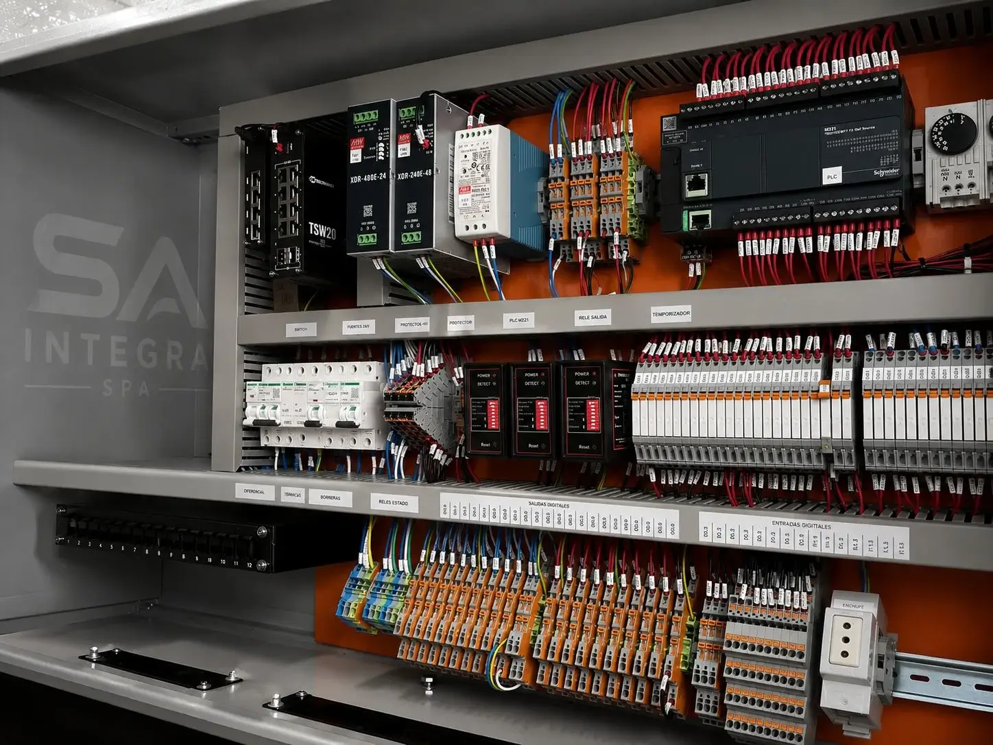 Tablero eléctrico de control con PLC y pantalla HMI fabricado por Screwair
