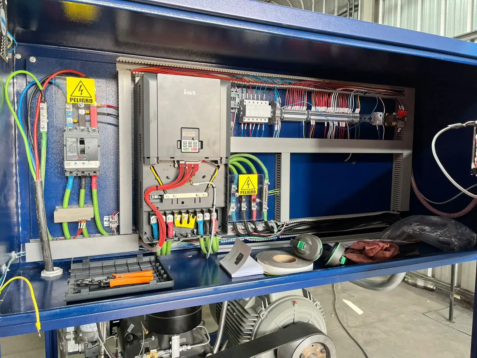 Tablero eléctrico con variadores de frecuencia y partidores suaves instalados por Screwair